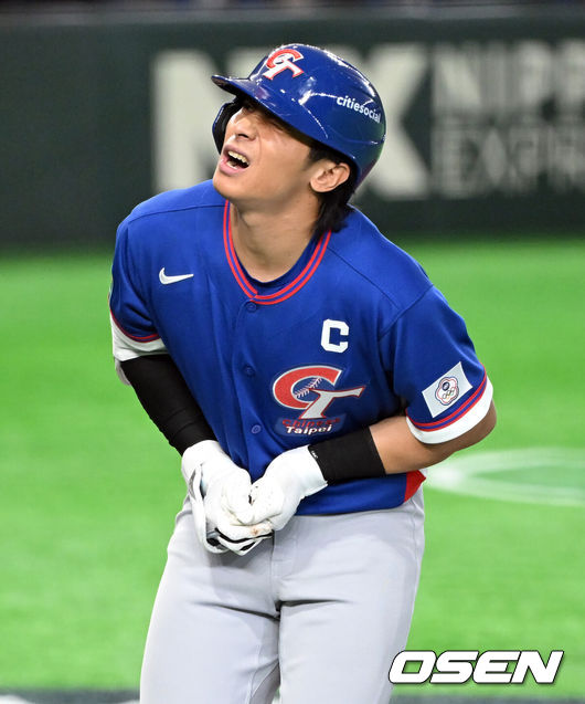[OSEN=도쿄(일본), 손용호 기자] 5일 일본 도쿄돔에서 월드베이스볼클래식(WBC) 조별리그 첫 경기 호주와 대만의 경기가열렸다.우리 대표팀은 체코와 WBC 조별리그 1차전에서 격돌한다.6회초 2사 1루 천제센이 사구에 맞고 괴로워하고 있다. 2026.03.05/spjj@osen.co.kr