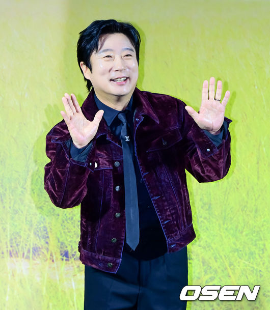 [OSEN=지형준 기자] 25일 오전 서울 용산구 용산 CGV에서 넷플릭스(Netflix) 예능 '케냐 간 세끼' 제작발표회가 열렸다.오는 25일(화) 첫 공개되는 '케냐 간 세끼'는 믿고 보는 웃음 메이커 3인방 이수근, 은지원, 규현의 우당탕탕 아프리카 여행기다.케냐의 광활한 대자연과 하나 된 세끼 형제들의 좌충우돌 사파리 접수 여행이 싱싱한 날것의 웃음을 선사한다. 예능계 ‘히트 메이커’로 통하는 나영석 사단이 넷플릭스에서 처음 선보이는 작품으로, 나영석 PD와 김예슬 PD가 공동 연출을 맡아 기대를 뜨겁게 달구고 있다.이수근이 포즈를 취하고 있다. 2025.11.25 /jpnews@osen.co.kr