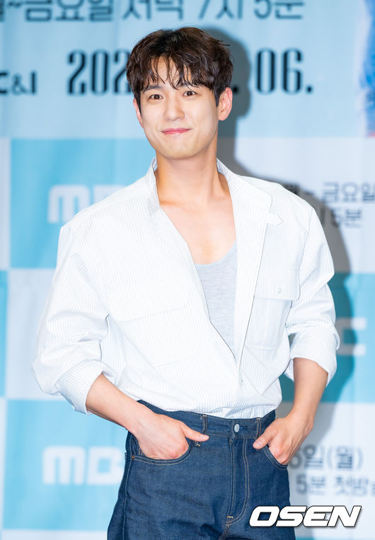 [OSEN=민경훈 기자] 3일 오후 서울 마포구 상암동 MBC 골든마우스홀에서 MBC 새 일일드라마 ‘용감무쌍 용수정’가 제작발표회가 열렸다.오는6일첫 방송될MBC새 일일드라마‘용감무쌍 용수정(약칭 용수정)’은 현대판 거상(巨商)임상옥을 꿈꾸는 거침없는 상여자 용수정(엄현경 분)과 그에게 운명을 맡긴 악바리 짠돌이 여의주(서준영 분)가 함께하는 화끈하고 통쾌한 로맨스 복수극.배우 서준영이 입장하며 포즈를 취하고 있다. 2024.05.03 /rumi@osen.co.kr