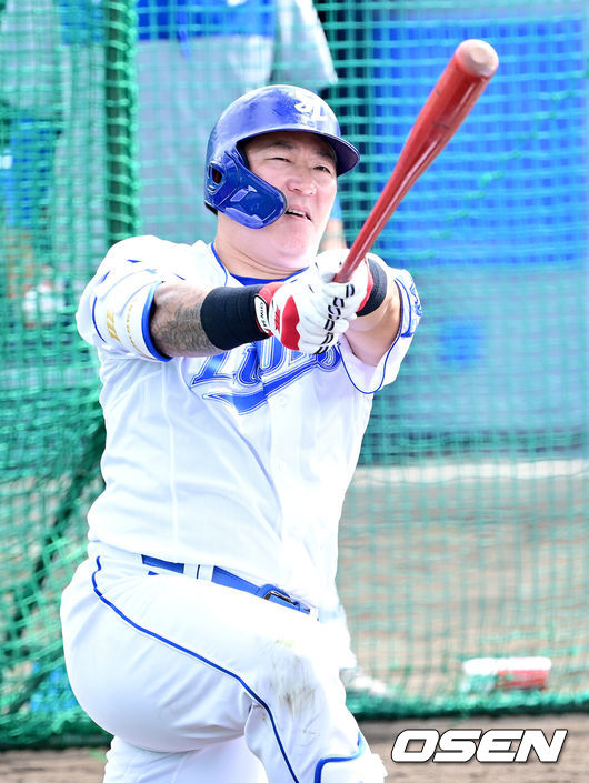 [OSEN=오키나와(일본), 최규한 기자] 프로야구 삼성 라이온즈가 1일 일본 오키나와 온나손 아카마구장에서 스프링 캠프를 차리고 구슬땀을 흘렸다.삼성은 이번 2차 캠프에서 훈련 뿐 아니라 대표팀, 국내 팀들과 연습경기를 통해 전력을 가다듬을 예정이다.삼성 최형우가 훈련을 펼치고 있다. 2026.03.01 / dreamer@osen.co.kr