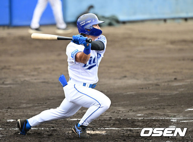 [OSEN=오키나와(일본), 최규한 기자] 2026 WBC(월드베이스볼클래식)를 준비하는 대한민국 야구 대표팀이 20일 오후 일본 오키나와 온나손 아카마 구장에서 프로야구 삼성 라이온즈와 연습경기를 펼쳤다. 야구 대표팀은 오키나와에서 국내 팀들과 6차례 연습경기를 치르며 전력을 끌어올릴 예정이다.1회말 삼성 김성윤이 안타를 날리고 있다. 2026.02.20 / dreamer@osen.co.kr