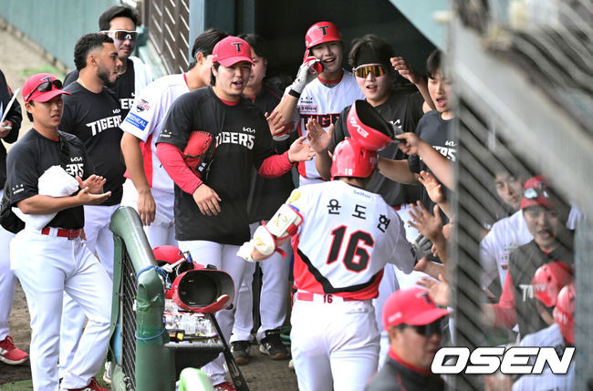 [OSEN=오키나와(일본), 최규한 기자] 2일 일본 오키나와 킨 베이스볼 스타디움에서 KIA 타이거즈와 삼성 라이온즈의 연습경기가 열렸다.KIA는 양현종, 삼성은 장찬희를 선발로 내세웠다.8회말 2사 1, 2루 상황 KIA 윤도현이 달아나는 좌월 스리런포를 날린 뒤 더그아웃 동료들과 인사를 나누고 있다. 2026.03.02 / dreamer@osen.co.kr