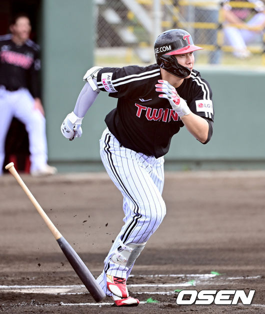 [OSEN=오키나와(일본), 최규한 기자] 1일 일본 오키나와 구시가와 야구장에서 프로야구 KT 위즈와 LG 트윈스의 연습경기가 열렸다.이날 경기에서 KT는 오원석, LG는 요니 치리노스를 선발로 내세웠다.1회초 1사 주자없는 상황 LG 홍창기가 오른쪽 2루타를 날리고 있다. 2026.03.01 / dreamer@osen.co.kr