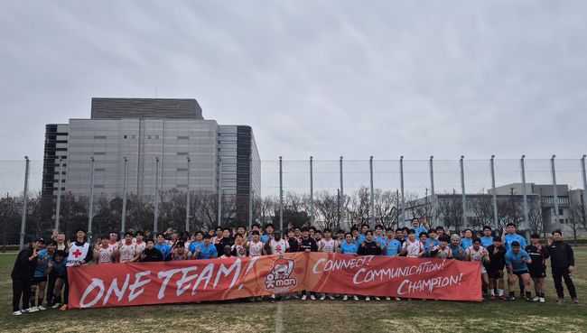 최윤 OK 읏맨 럭비단 구단주(겸 OK금융그룹 회장)가 일본에서 구슬땀을 흘리는 선수들을 찾아 직접 힘을 불어넣었다. / OK금융그룹