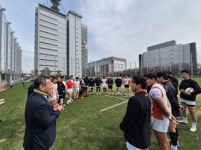 최윤 OK 읏맨 럭비단 구단주(겸 OK금융그룹 회장)가 일본에서 구슬땀을 흘리는 선수들을 찾아 직접 힘을 불어넣었다. / OK금융그룹