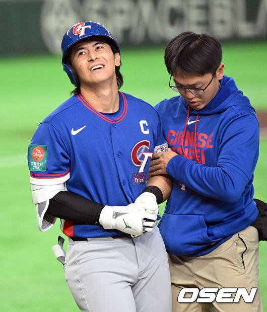 [OSEN=도쿄(일본), 손용호 기자] 5일 일본 도쿄돔에서 월드베이스볼클래식(WBC) 조별리그 첫 경기 호주와 대만의 경기가열렸다.우리 대표팀은 체코와 WBC 조별리그 1차전에서 격돌한다.대만 천제쉔(천제센)이 타구에 맞아 손가락 부상을 당했다. 2026.03.05/spjj@osen.co.kr