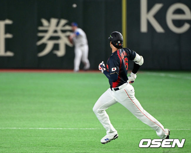 [OSEN=도쿄(일본), 손용호 기자] 6일 일본 도쿄돔에서 월드베이스볼클래식(WBC) 조별리그 C조 일본과 대만의 경기가열렸다.일본은 야마모토 요시노부, 대만은 쩡하오쥔을 선발로 내세웠다.1회초 무사에서 일본 오타니 쇼헤이가 우전 2루타를 치고 그라운드를 달리고 있다. 2026.03.06/spjj@osen.co.kr