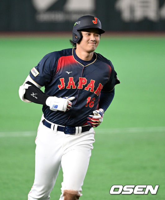[OSEN=도쿄(일본), 손용호 기자] 6일 일본 도쿄돔에서 월드베이스볼클래식(WBC) 조별리그 C조 일본과 대만의 경기가열렸다.일본은 야마모토 요시노부, 대만은 쩡하오쥔을 선발로 내세웠다.2회초 1사 만루에서 일본 오타니 쇼헤이가 만루 홈런을 치고 그라운드를 돌고 있다. 2026.03.06/spjj@osen.co.kr