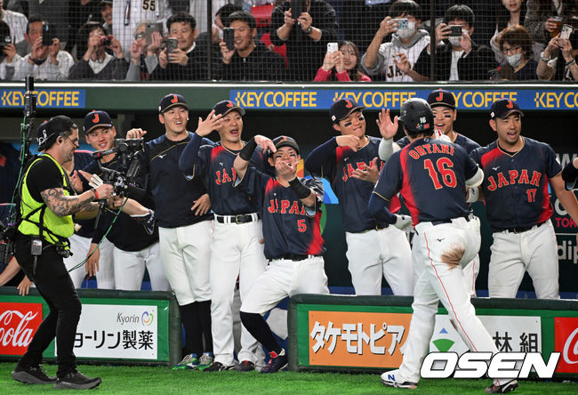 [OSEN=도쿄(일본), 손용호 기자] 6일 일본 도쿄돔에서 월드베이스볼클래식(WBC) 조별리그 C조 일본과 대만의 경기가열렸다.일본은 야마모토 요시노부, 대만은 쩡하오쥔을 선발로 내세웠다.2회초 1사 만루에서 일본 오타니 쇼헤이가 만루 홈런을 치고 더그아웃에서 동료들과 환호하고 있다. 2026.03.06/spjj@osen.co.kr