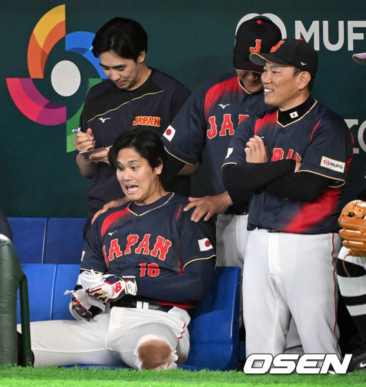 [OSEN=도쿄(일본), 손용호 기자] 6일 일본 도쿄돔에서 월드베이스볼클래식(WBC) 조별리그 C조 일본과 대만의 경기가열렸다.일본은 야마모토 요시노부, 대만은 쩡하오쥔을 선발로 내세웠다.2회초 1사 만루에서 일본 오타니 쇼헤이가 만루 홈런을 치고 더그아웃에서 이바타 히로카즈 감독과 인사를 나누고 있다. 2026.03.06/spjj@osen.co.kr