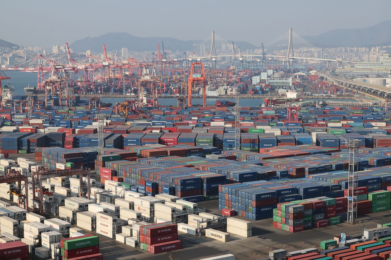 지난달 부산 남구 신선대부두(사진 아래)와 감만부두에 쌓여 있는 컨테이너 모습. 송봉근 객원기자