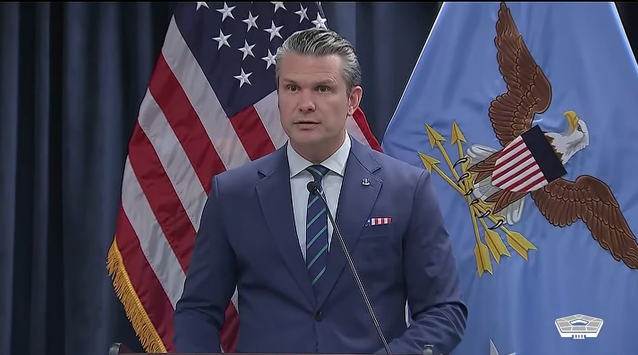 피트 헤그세스 미국 전쟁부(국방부) 장관이 5일(현지시간) 대(對)이란 군사작전을 관할하는 미 중부사령부 본부가 위치한 플로리다주 맥딜 공군기지에서 기자회견을 하고 있다. 사진 미 전쟁부 유튜브 캡처