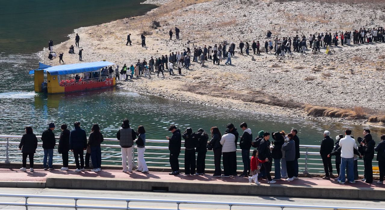 왕과 사는 남자'의 흥행에 힘입어 조선 제6대 임금 단종의 유배지인 청령포를 찾는 방문객의 발길도 줄을 잇고 있다. [사진 영월군] 