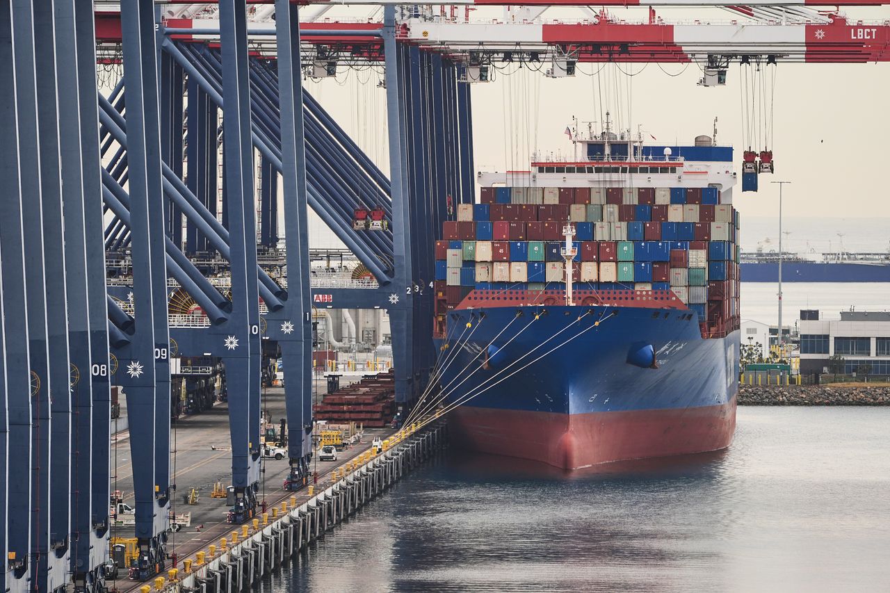 지난달 20일 캘리포니아주 롱비치 항구에 컨테이너선이 정박해 있다. AP= 연합뉴스