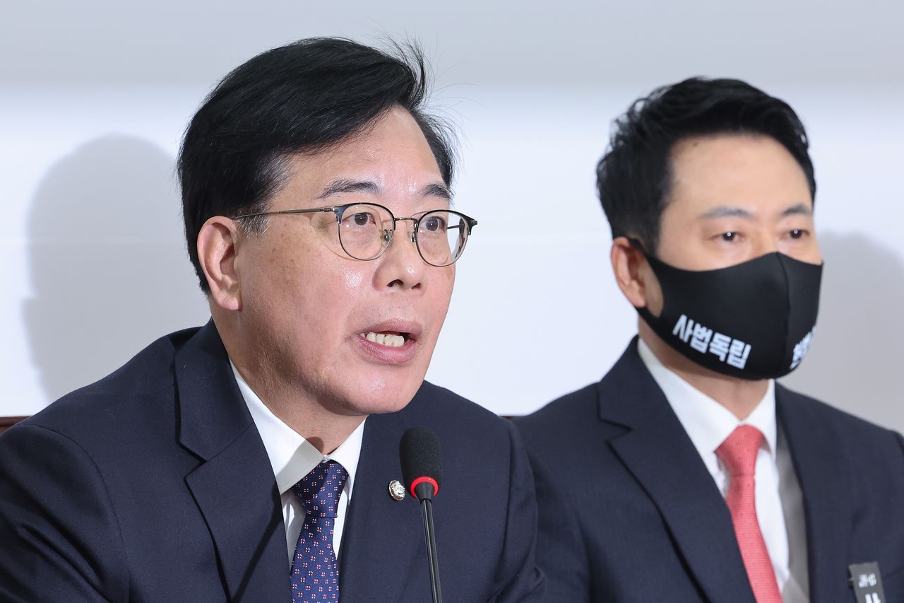 송언석 국민의힘 원내대표가 5일 서울 여의도 국회에서 열린 최고위원회의에서 김경수 경남지사 공천을 비판하는 발언을 하고 있다. 뉴스1