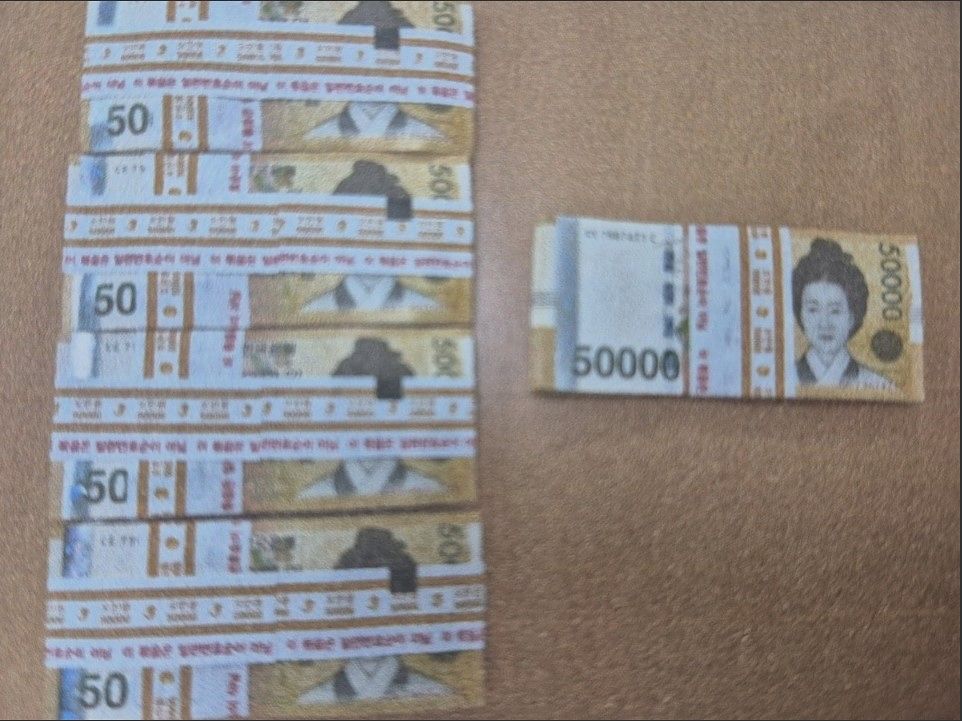 지난달 10일 인천 동구 금공동 한 빌라 옆에서 버려진 쓰레기봉투에서 발견된 2500만원 지폐. 인천 중부경찰서 제공