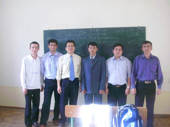 전제상 WTIT 이사(왼쪽에서 세번째)가 우즈베키스탄의 한 대학에서 강의를 마친 뒤 학생들과 기념 촬영을 하고 있다. 제상 제공