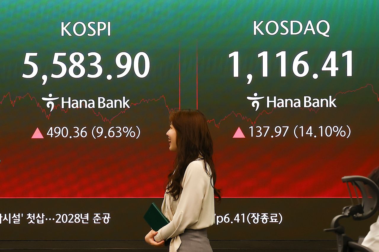 폭락했던 코스피가 5일 전일보다 490.36포인트 급반등해 5583.90으로 장을 마쳤다. 역대 최대 상승폭이다. 코스닥도 전일보다 14.10% 급등한 1116.41에 거래를 마쳐 2008년 이후 17년 만에 최대 상승률을 기록했다. 이날 하나은행 본점에 종가가 표시돼 있다. [뉴시스]