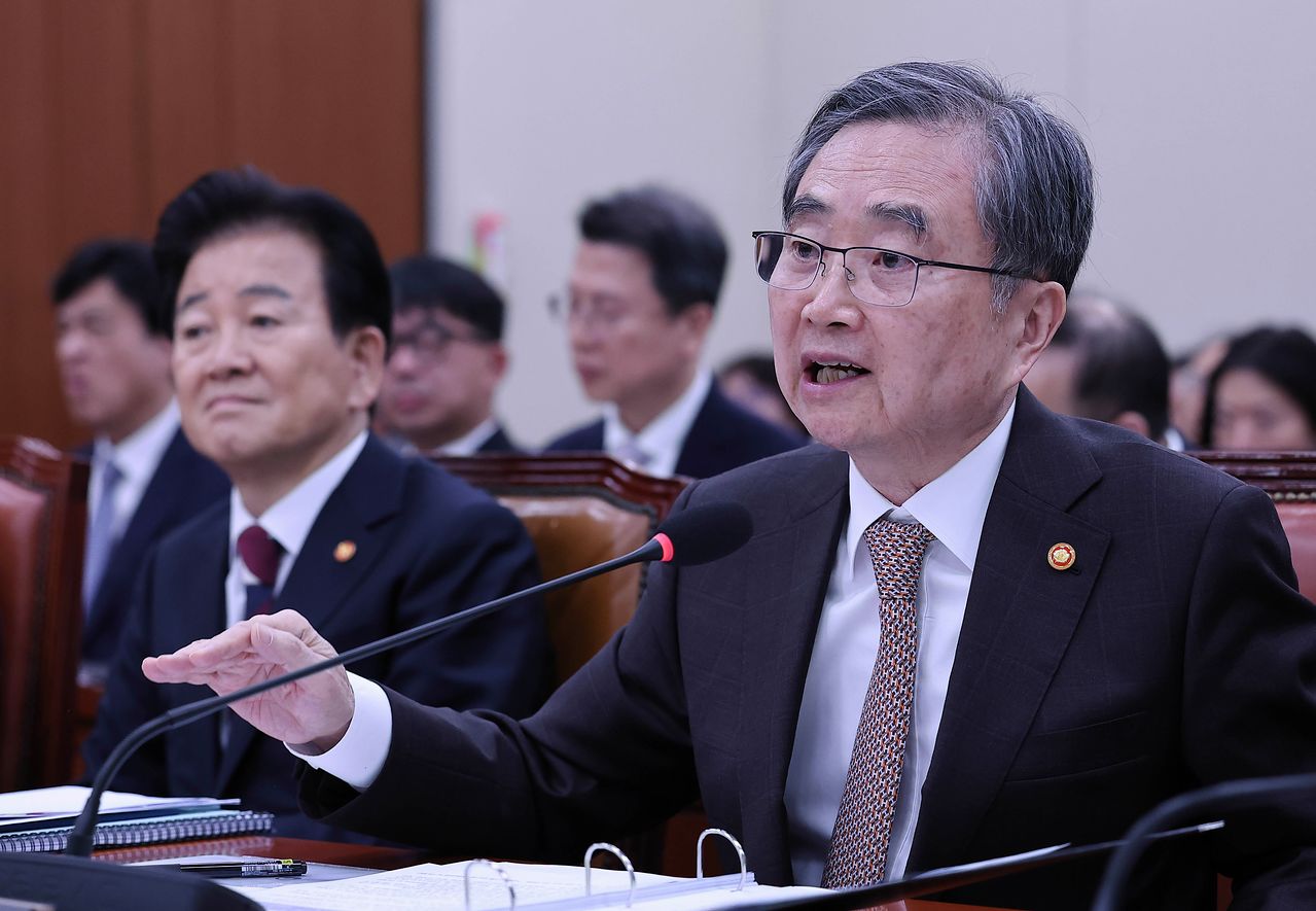 조현 외교부 장관이 6일 국회에서 열린 외교통일위원회 전체회의에서 의원들 질의에 답하고 있다. 임현동 기자