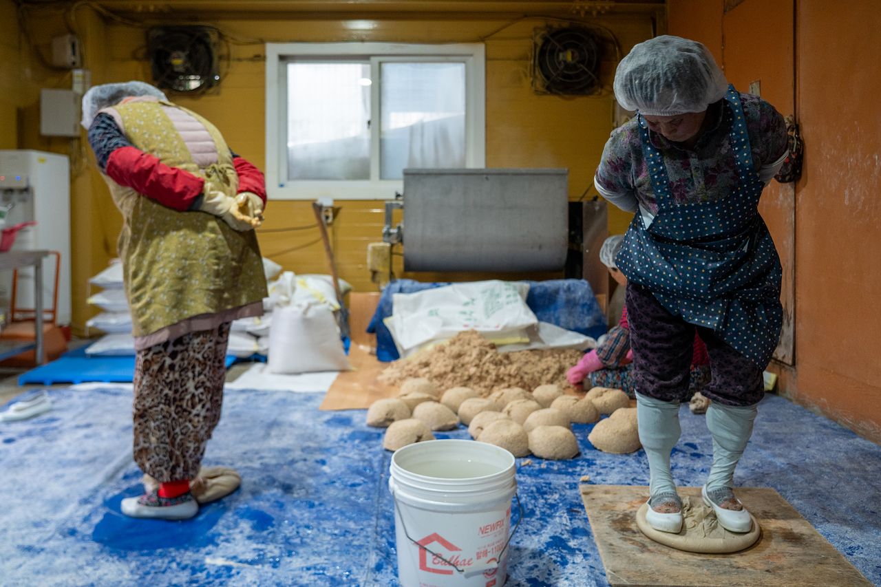 산성마을에서는 발로 밟아 만든 누룩으로 막걸리를 빚는다.