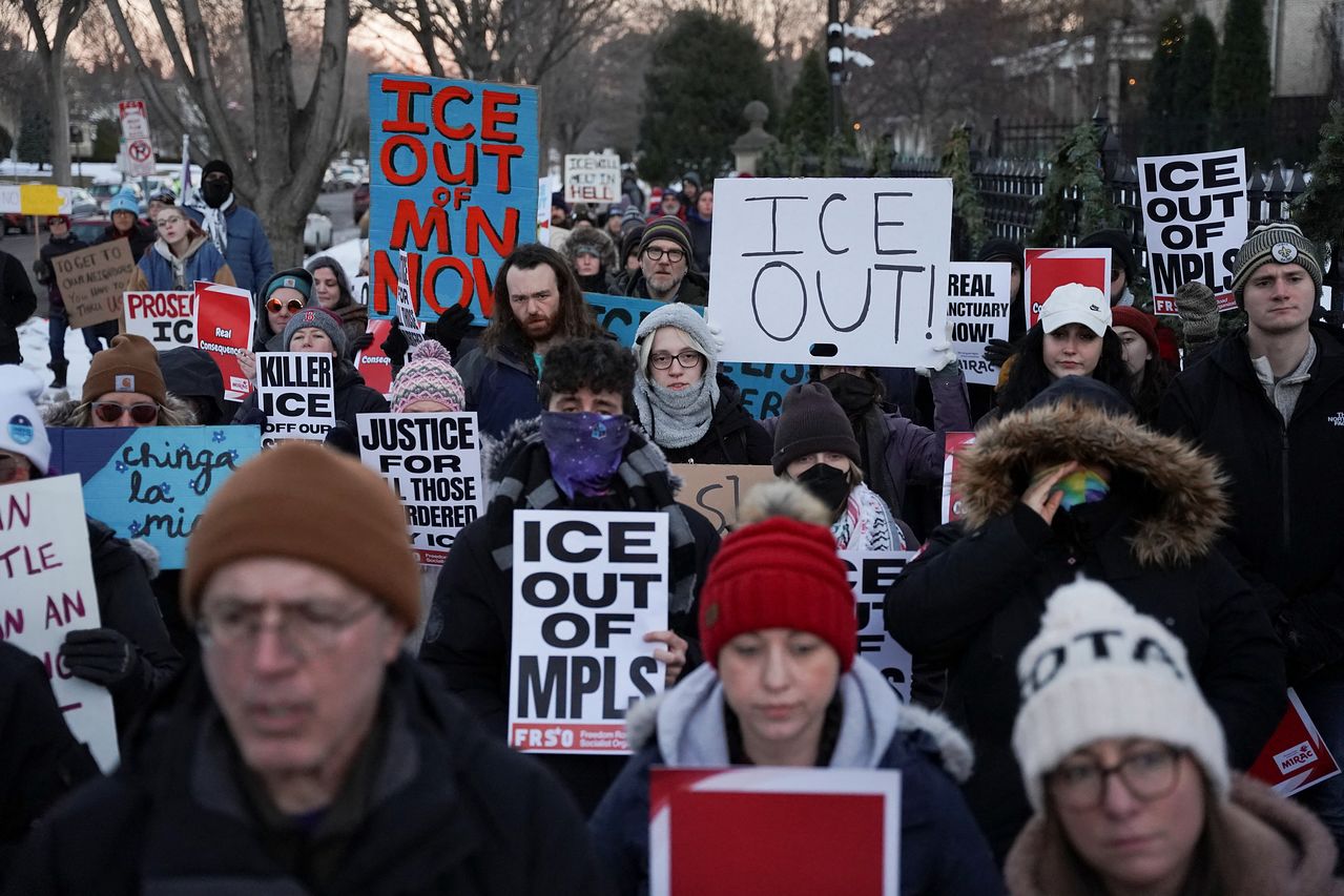 지난달 6일, 미국 미네소타주 세인트폴에서 시위대가 미국 이민세관단속국(ICE)의 강압적 이민 단속에 반대하는 시위를 벌이고 있다. 로이터=연합뉴스