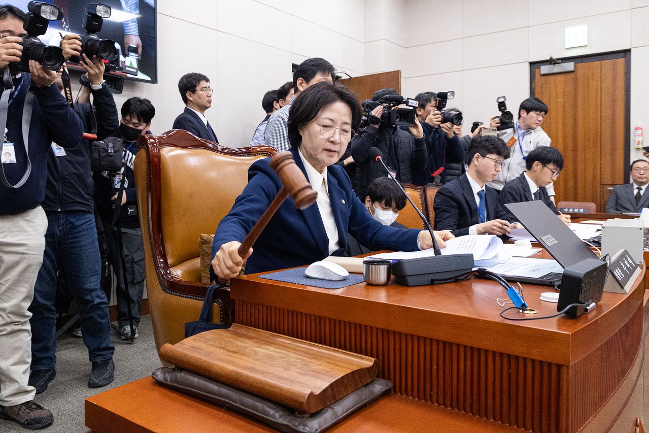 지난 2월 24일 서울 여의도 국회에서 열린 제432회국회(임시회) 법제사법위원회 제4차 전체회의에서 추미애 위원장이 의사봉을 두드리고 있다. [뉴스1]