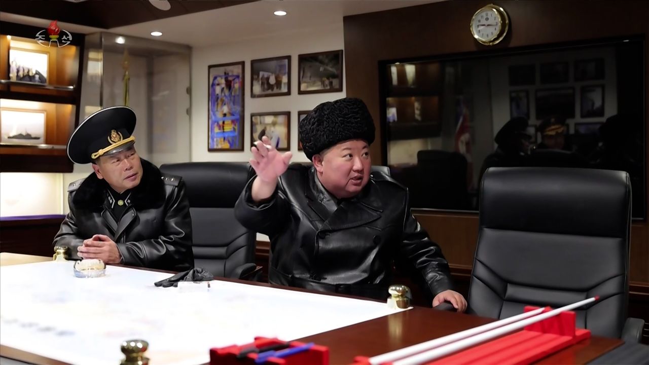 김정은 북한 국무위원장이 지난 3~4일 취역을 앞둔 5000t급 신형 구축함 '최현호'를 찾아 훈련 실태를 점검하고 함대지 전략순항미사일 시험발사를 참관했다고 조선중앙TV가 5일 보도했다. 김 위원장이 함내 회의실에서 담배를 피우며 박광섭 해군사령관과 함께 앉아 있다. 조선중앙TV=연합뉴스