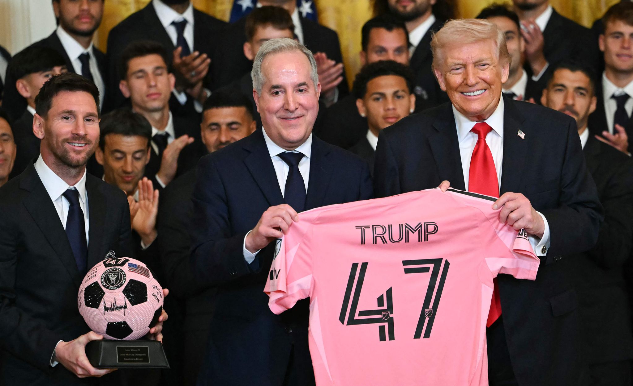  트럼프 대통령이 5일(현지시간) 백악관에서 등 번호 47번이 적힌 본인의 유니폼을 들고 기념사진을 찍고 있다. 앞줄 왼쪽 부터 인터 마이애미팀 주장 리오넬 메시, 인터 마이애미 오너인 호르헤 마스, 트럼프 대통령. AFP=연합뉴스