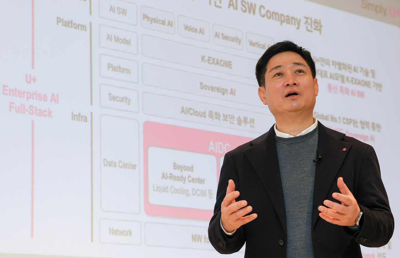 홍범식 LG유플러스 CEO가 ‘AI 사업전략’에 대해 발표하고 있다. [사진 각사]