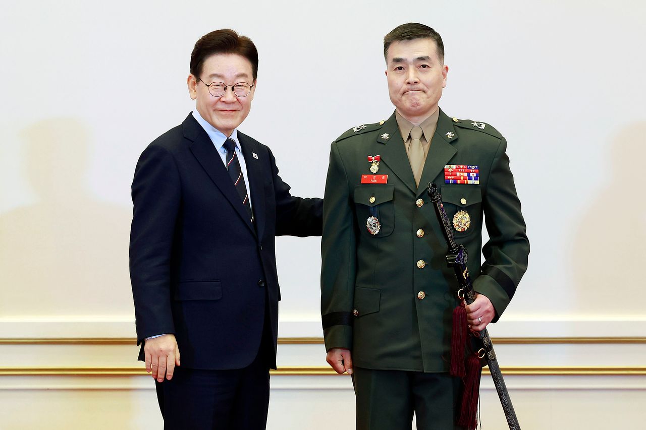 이재명 대통령이 6일 청와대 영빈관에서 열린 2026년 준장 진급 장성 삼정검 수여식에서 박정훈 국방부 조사본부장(준장)에게 삼정검을 수여한 뒤 기념촬영을 하고 있다. 뉴시스