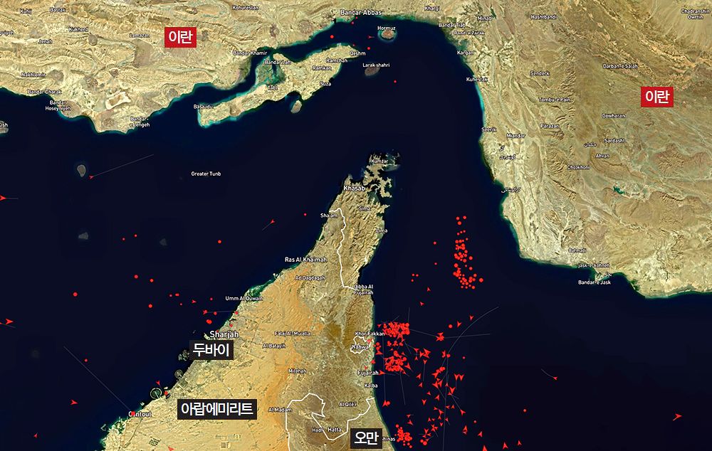 [마린트래픽닷컴 캡처] 호르무즈해협 현황/20260303/19:07/붉은색 표시는 유조선 현재위치를 나타냄. 화살표시는 운항중, 점 표시는 정박 중. [마린트래픽닷컴 캡처]