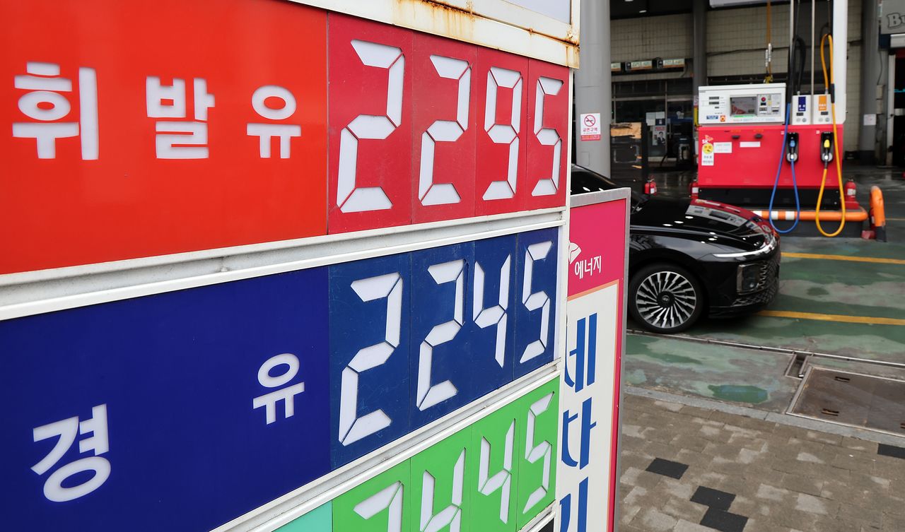 6일 서울의 한 주유소에 유류 가격이 표시돼 있다. 중동 리스크와 수급 불안정성에 따라 서울 평균 휘발유 가격이 리터당 1900원을 넘는 등?국내 기름값이 엿새 연속 오름세를 보이고 있다. 한편, 정부 합동반은 이날부터 주유소를 직접 방문해 가격 동향과 판매 상황을 점검하는 현장 점검에 나설 예정이다.뉴스1