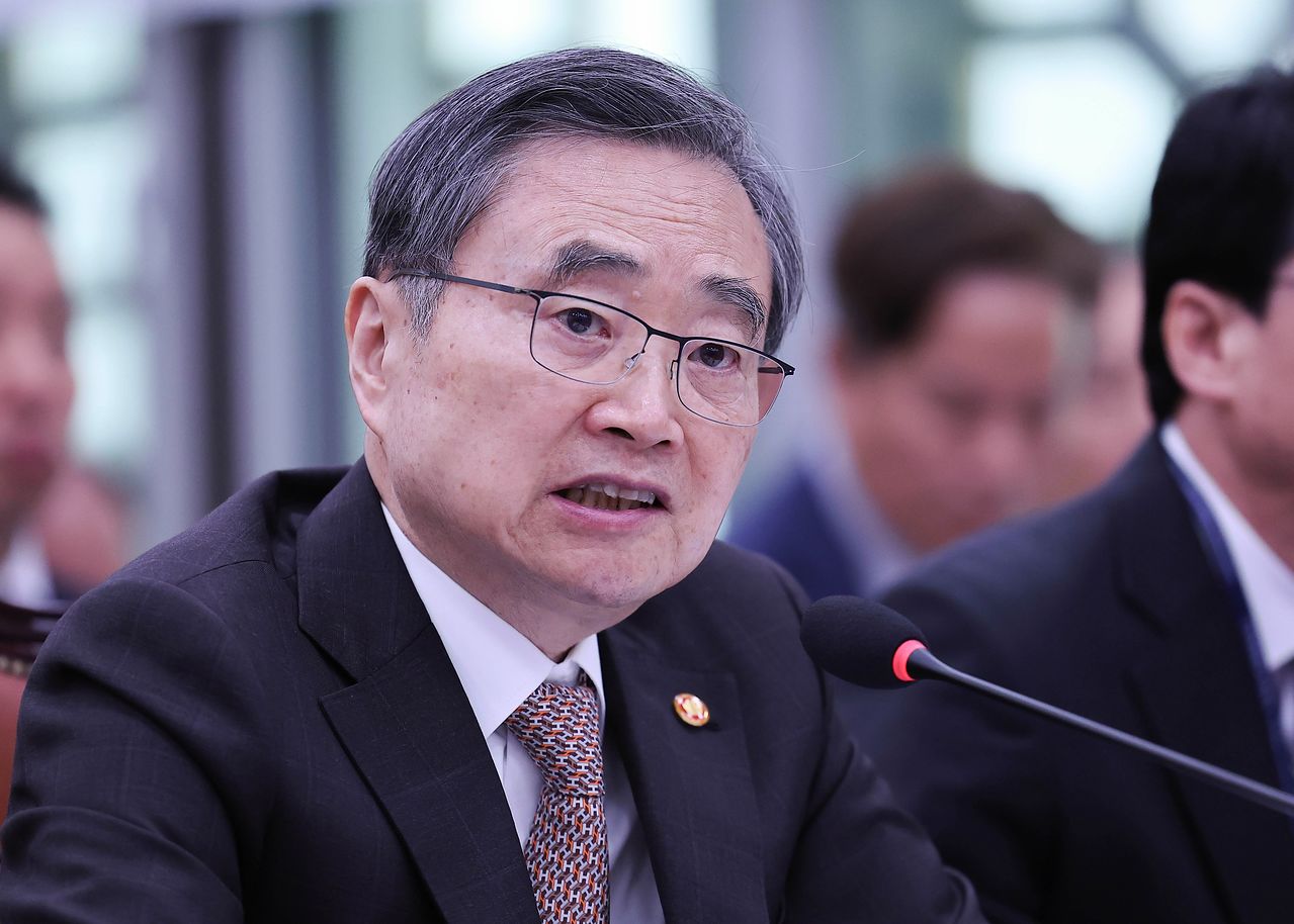 조현 외교부 장관이 6일 국회에서 열린 외교통일위원회 전체회의에서 의원들 질의에 답하고 있다. 임현동 기자