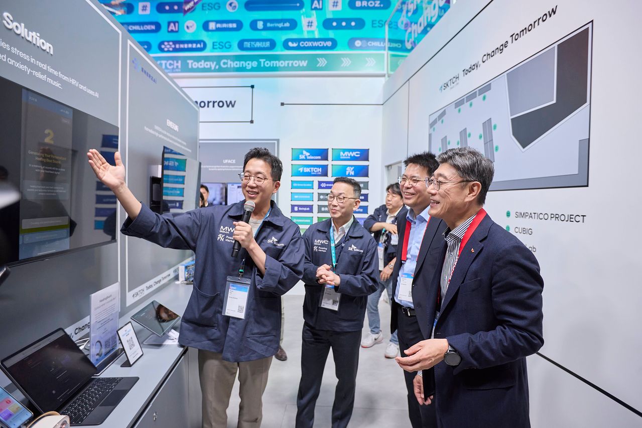 국내 통신 3사는 스페인 바르셀로나에서 열린 세계 최대 이동통신 박람회 ‘MWC 2026’에서 AI 전략 및 기술을 공개했다. 정재헌 SKT CEO(오른쪽)가 스타트업 전시관에서 설명을 듣고 있다. [사진 각사]