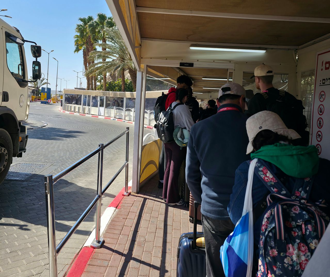 이스라엘을 탈출해 이집트 카이로로 대피한 한인들의 모습. 사진 독자