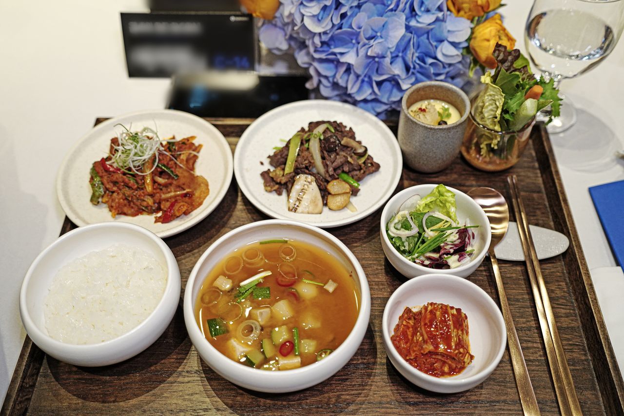 아워홈 급식 메뉴 가운데 블루리본 인증을 받은 제육볶음, 불고기, 된장찌개 등으로 구성한 한 상 차림. 사진 블루리본