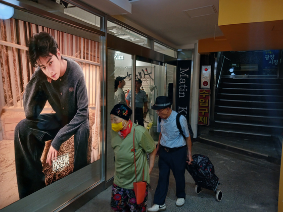 K패션 브랜드 명소로 거듭난 서울 광장시장에서 지난해 10월 1일 마리떼 프랑소와 저버 매장 앞으로 시민들이 지나가고 있다. 김경미 기자