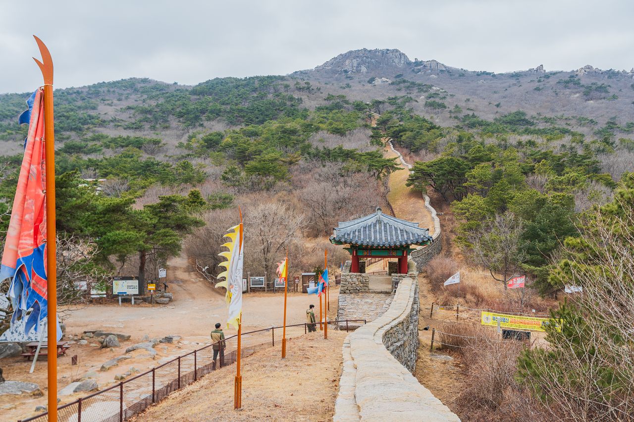 금정산성 북문. 뒤로 보이는 육중한 봉우리가 금정산 최고봉인 고당봉이다. 