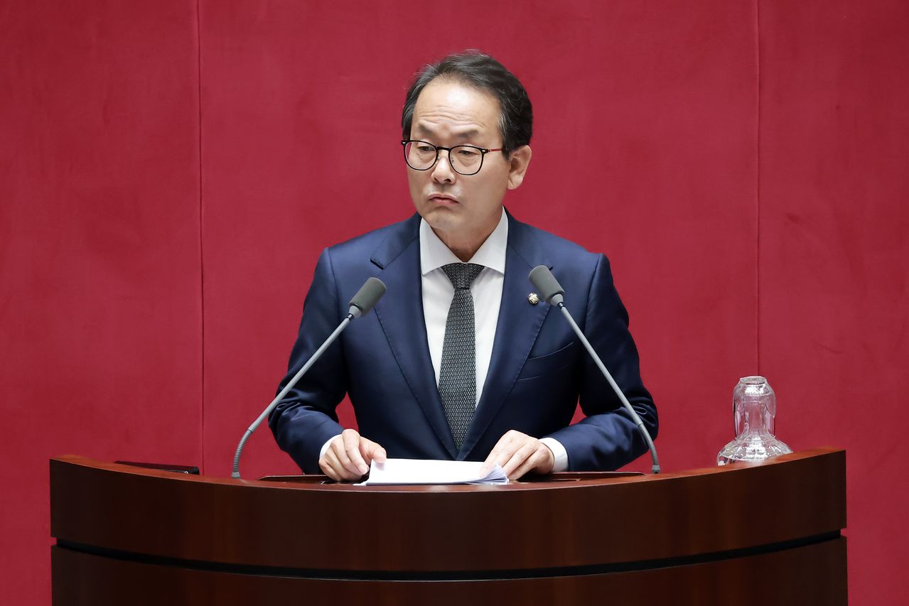 더불어민주당 수석대변인에 임명된 강준현 의원이 지난달 11일 국회 본회의장에서 열린 교육·사회·문화 분야 대정부질문에서 질문하고 있다. 연합뉴스