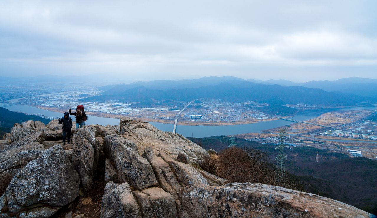 지난 3일 전국 24번째 국립공원으로 금정산 국립공원이 지정됐다. 낙동정맥 끝자락의 금정산과 백양산을 품은 66.859㎢의 땅이다. 사진은 금정산 정상 고당봉의 모습이다. 낙동강이 김해와 양산 시내를 휘감아 흐르는 풍경이 시원하게 내려다보인다.