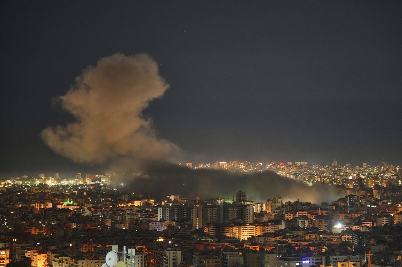 현지시간 5일 이스라엘 공습을 받은 베이루트 건물에서 연기가 피어오르고 있다. AP=연합뉴스