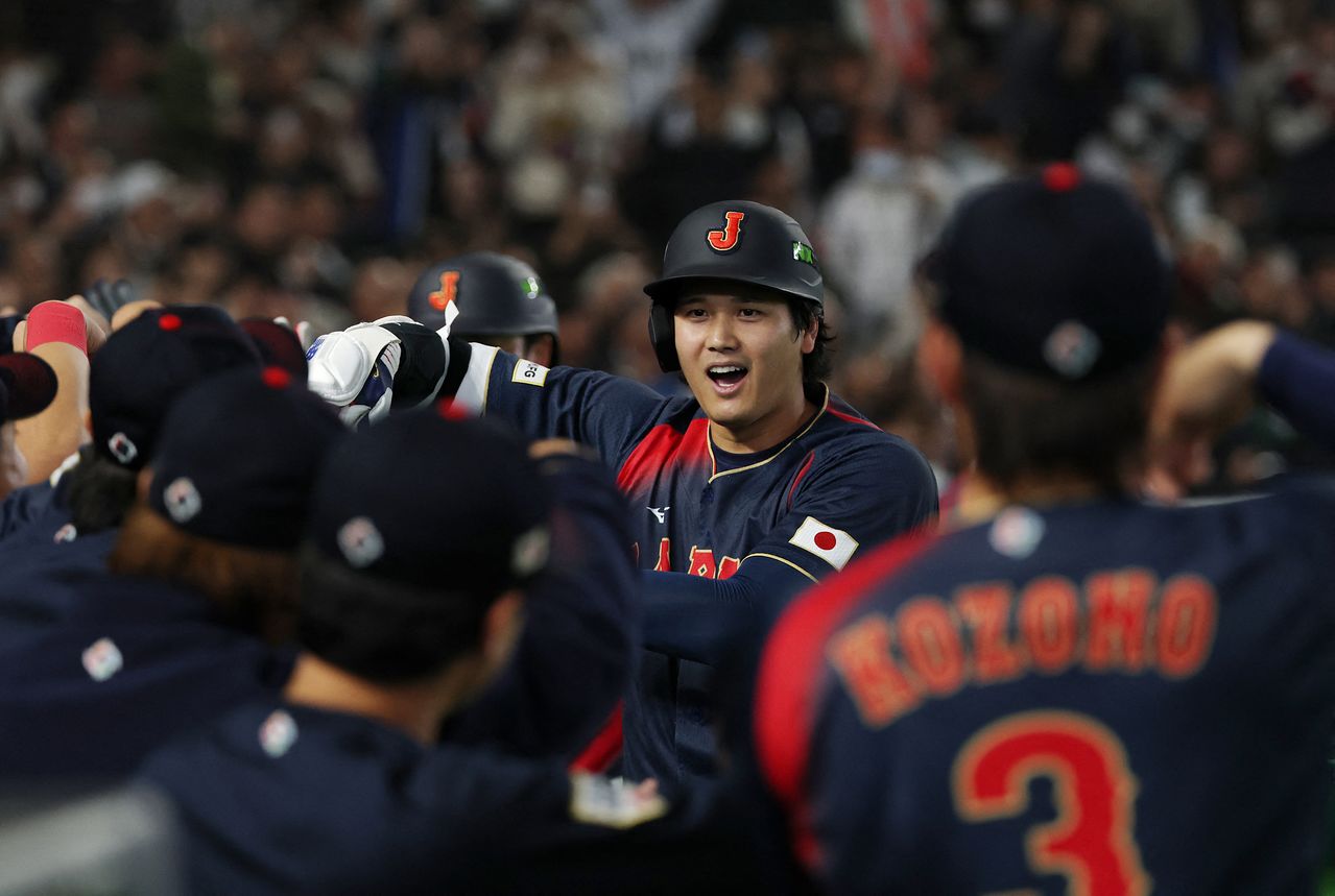 대만전에서 만루홈런을 치고 더그아웃으로 돌아온 오타니. 로이터=연합뉴스