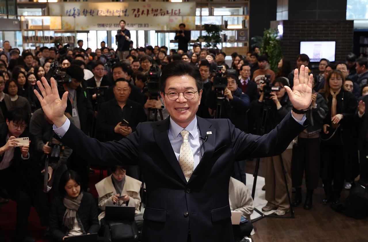 지난 4일 정원오 성동구청장이 구청 청사를 떠나며 직원들에게 인사하고 있다. 정 구청장은 민주당 서울시장 후보경선에 나서기 위해 이날 사퇴했다. 연합뉴스