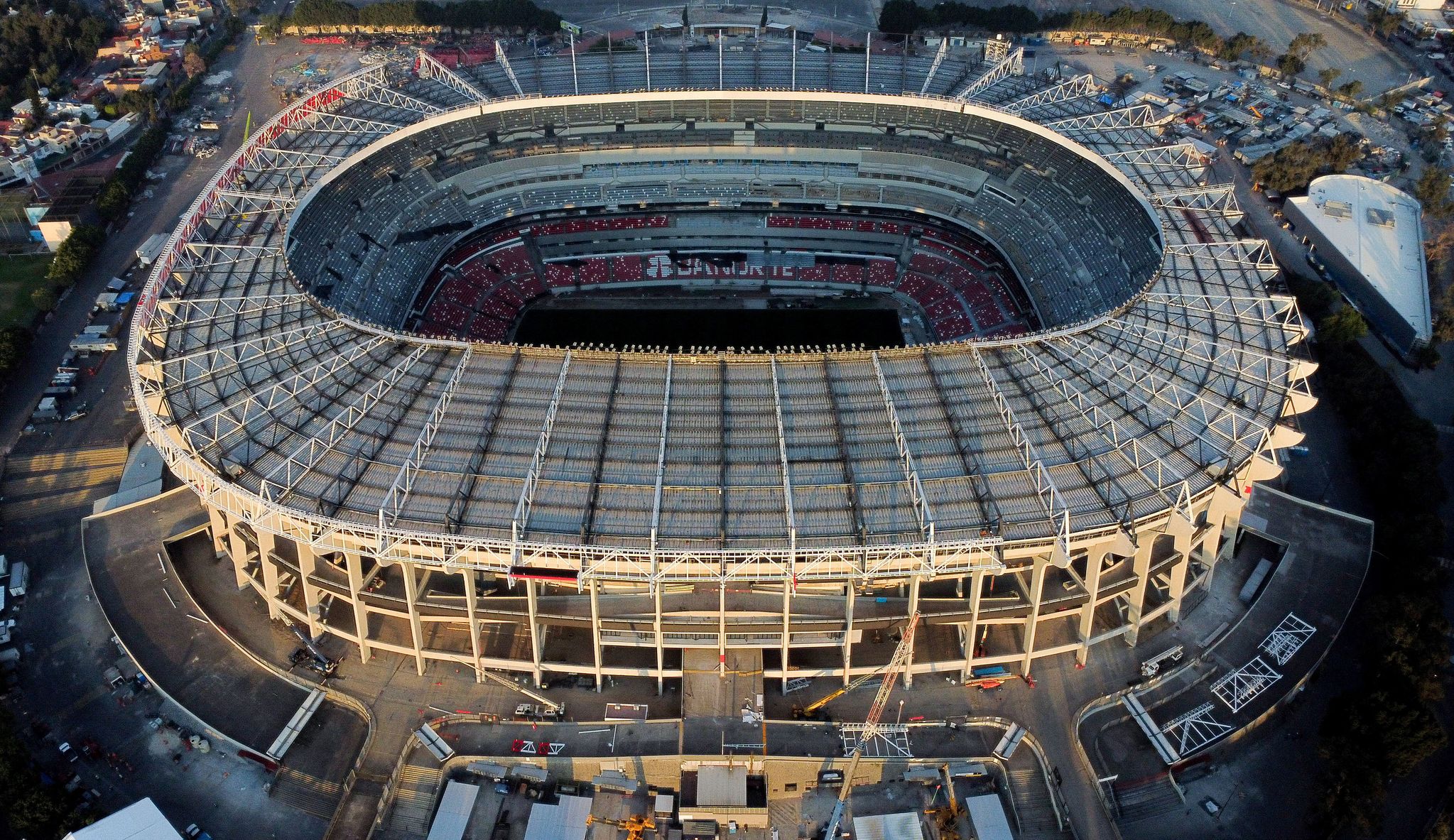 지난 3일(현지시간) 멕시코 멕시코시티에서 열린 2026 FIFA 월드컵 개막 100일 기념 행사와 관련해 경기장 보수 공사가 진행 중인 에스타디오 아스테카의 전경. 이 경기장은 대회 개막전을 개최할 예정이며, 1970년·1986년에 이어 2026년까지 세 차례 월드컵을 개최하는 첫 경기장이 된다. 로이터=연합뉴스
