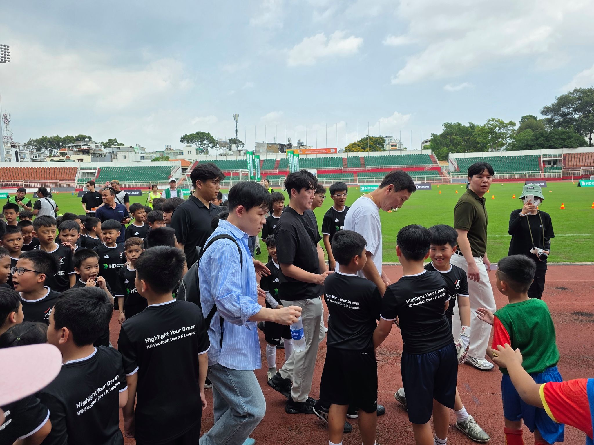 베트남 호치민에서 열린 유소년 축구 아카데미 행사에 참석해 아이들과 함께 하는 김상식 베트남 축구대표팀 감독. 송지훈 기자