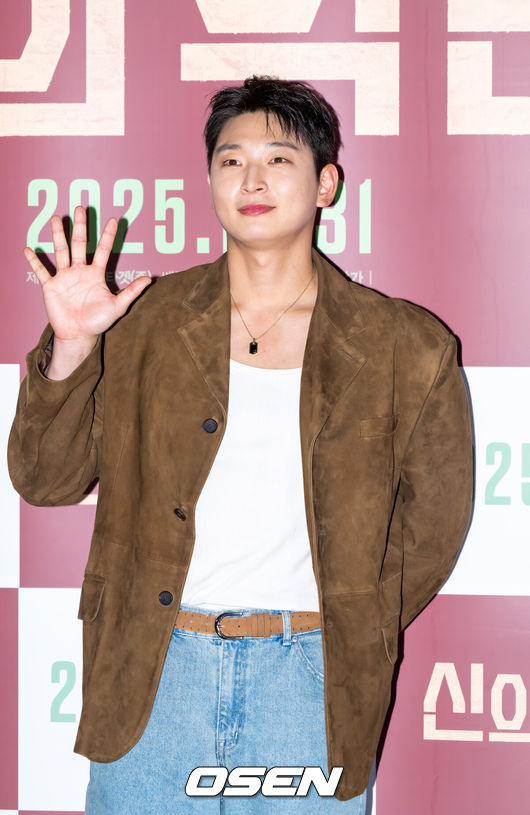 [OSEN=박준형 기자] 8일 오전 서울 용산아이파크몰 내 용산 CGV에서 영화 '신의 악단' 제작보고회가 진행됐다.‘신의악단’은 북한에 외화벌이를 위해 가짜 찬양단이 창설되며 벌어지는 이야기를 그린 작품으로 이날 제작보고회에는 김형협감독과 배우 박시후, 정진운,태항호,장지건,한정완,문경민, 고혜진, 최선자, 서동원, 강승완, 신한결이 참석했다. 배우 정진운이 포즈를 취하고 있다.    2025.12.08 / soul1014@osen.co.kr