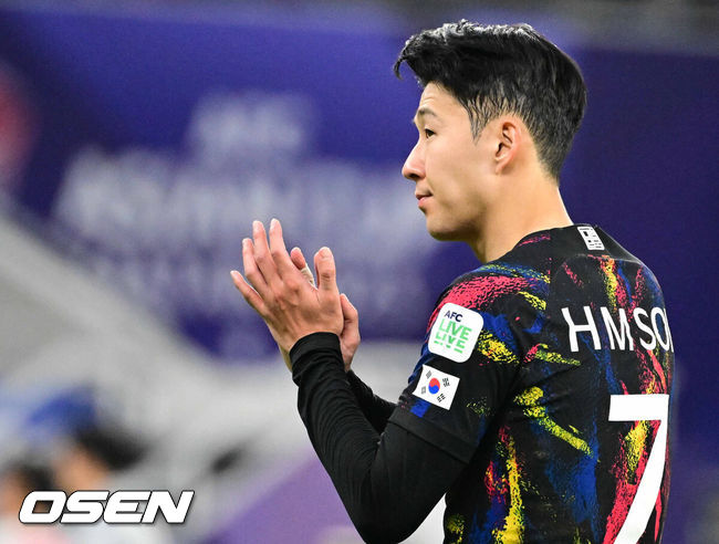 [OSEN=알라이얀(카타르), 지형준 기자] 한국이 결승 진출에 실패했다.위르겐 클린스만 감독이 이끄는 대한민국 축구대표팀은 7일 0시(이하 한국시간) 카타르 알라이얀 아흐마드 빈 알리 스타디움에서 요르단과 2023 아시아축구연맹(AFC) 카타르 아시안컵 4강전을 치러 0-2로 패했다. 결승 진출에 실패했다. 동시에 64년 만의 우승도 일궈내지 못했다.경기를 마치고 한국 손흥민이 팬들에게 인사를 전하고 있다. 2024.02.06 / jpnews.osen.co.kr