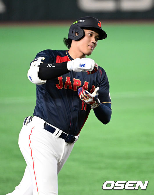[OSEN=도쿄(일본), 손용호 기자] 6일 일본 도쿄돔에서 월드베이스볼클래식(WBC) 조별리그 C조 일본과 대만의 경기가열렸다.일본은 야마모토 요시노부, 대만은 쩡하오쥔을 선발로 내세웠다.2회초 1사 만루에서 일본 오타니 쇼헤이가 만루 홈런을 치고 세리머니를 하고 있다. 2026.03.06/spjj@osen.co.kr
