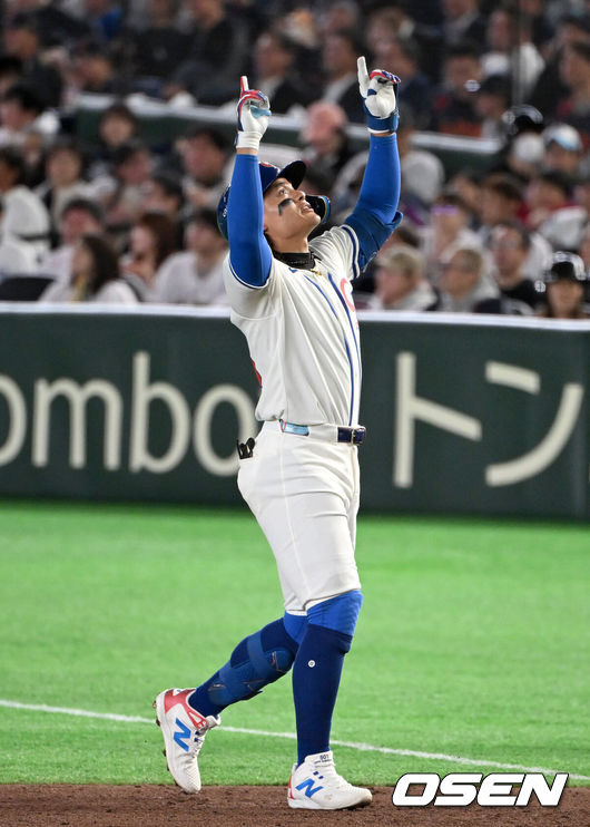 [OSEN=도쿄(일본), 손용호 기자] 6일 일본 도쿄돔에서 월드베이스볼클래식(WBC) 조별리그 C조 일본과 대만의 경기가열렸다.일본은 야마모토 요시노부, 대만은 쩡하오쥔을 선발로 내세웠다.6회말 무사에서 대만 장위청이 우전 안타를 치고 환호하고 있다. 2026.03.06/spjj@osen.co.kr