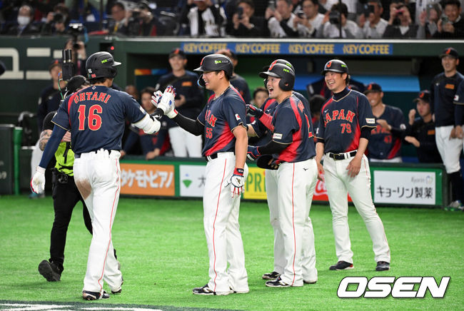 [OSEN=도쿄(일본), 손용호 기자] 6일 일본 도쿄돔에서 월드베이스볼클래식(WBC) 조별리그 C조 일본과 대만의 경기가열렸다.일본은 야마모토 요시노부, 대만은 쩡하오쥔을 선발로 내세웠다.2회초 1사 만루에서 일본 오타니 쇼헤이가 만루 홈런을 치고 홈에서 동료들과 환호하고 있다. 2026.03.06/spjj@osen.co.kr